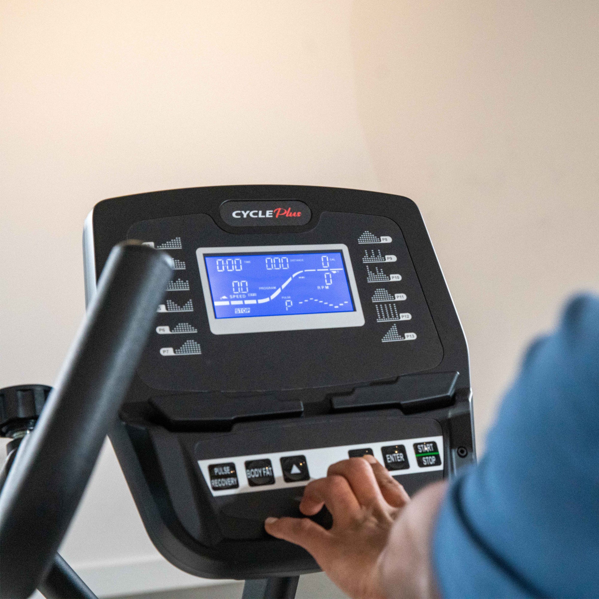 Bicicleta reclinada CyclePlus con ejercicio para brazos